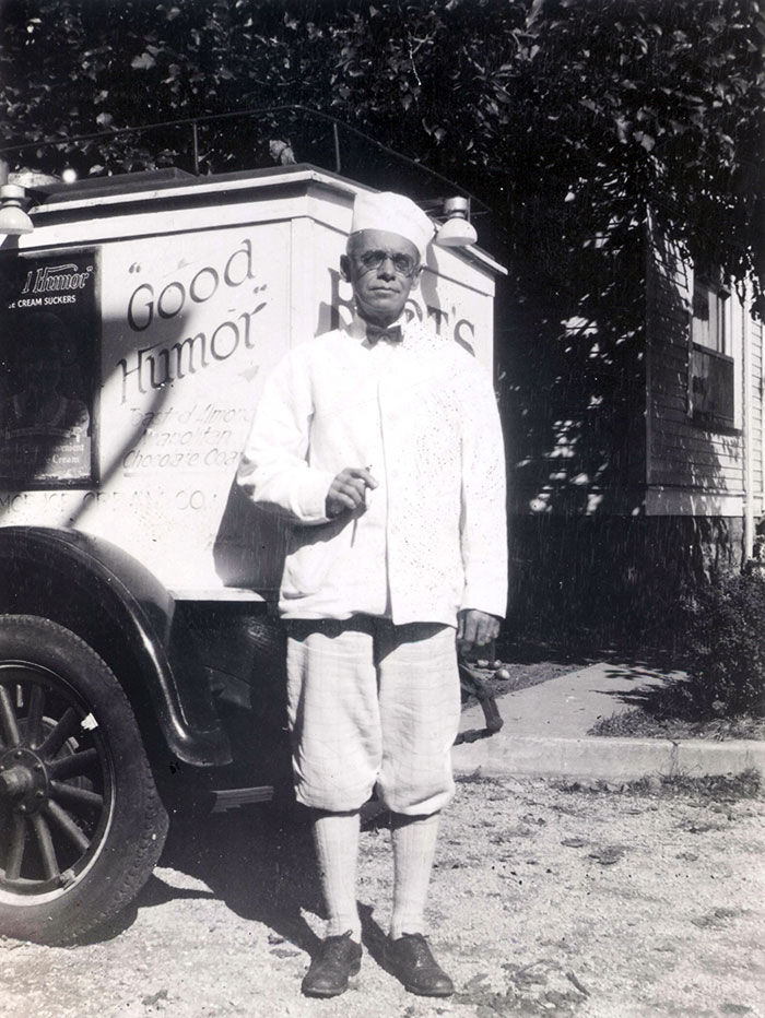 Confitero de Youngstown, Ohio. Harry B. Burt registra la primera patente para su método característico de recubrir de chocolate sus helados 