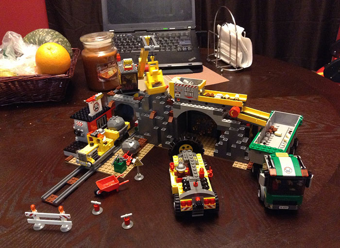 Mi marido es un ingeniero de minas hecho y derecho. Su madre le regaló esto. Le llevó una noche construirlo y no quiere compartirlo con los niños