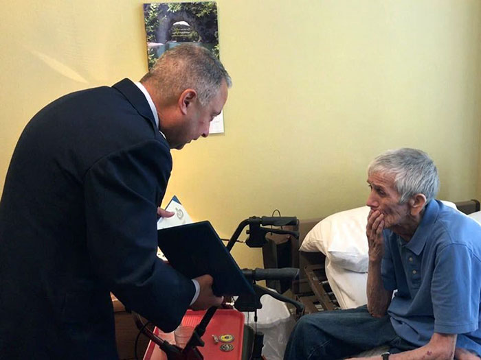 Mi suegro tiene demencia y cree que tiene que volver a Vietnam. Un teniente coronel del mismo escuadrón aceptó venir y decirle que no necesita volver