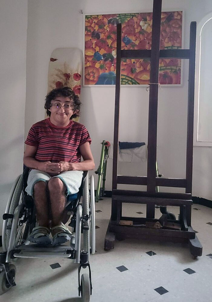 Un pintor italiano que ahora es ya un anciano que no pinta porque no ve bien me acaba de regalar este caballete de 100 años. Qué épico es esto