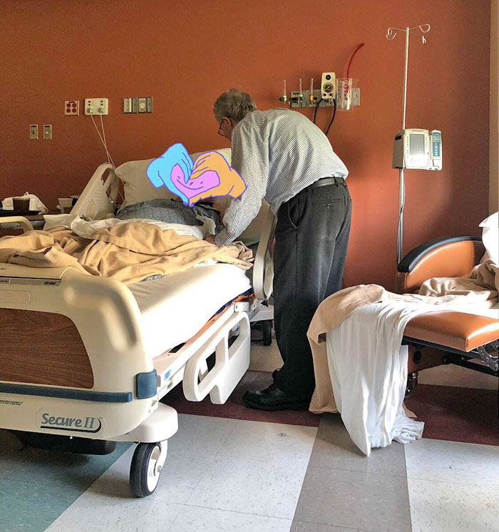 Mi abuela está en el hospital y le cuesta recordar cosas. Se había quitado el anillo de boda, pero pidió que se lo devolvieran. Mi abuelo se lo devolvió