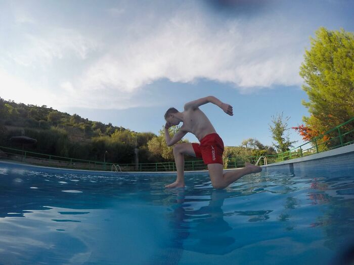Una foto de la piscina en el momento perfecto 