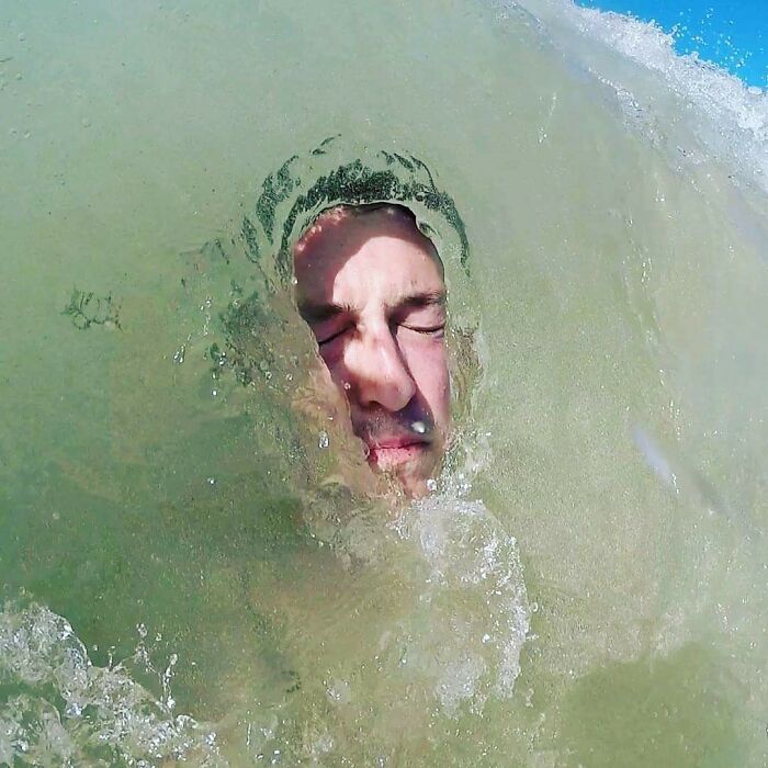 Mi amigo captó el momento en el que la ola vino a abrazarme 