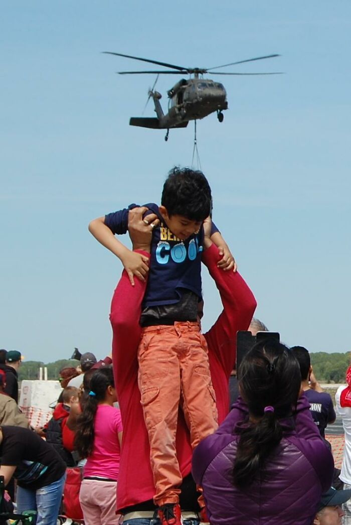 Hoy, en una exhibición aérea, accidentalmente capté lo que parece un helicóptero robando a un niño 