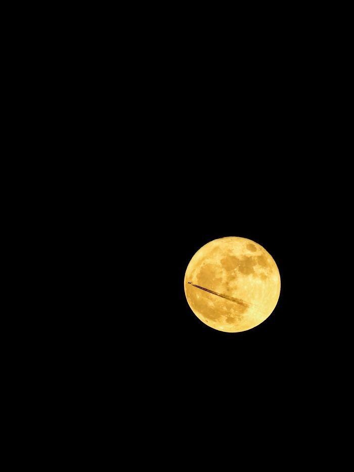 Capturé a un avión pasando por delante de la luna 