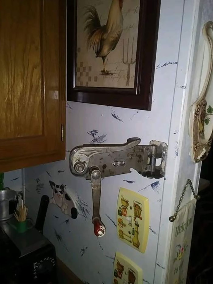 Fui a casa de la abuela y ella tiene esto en la pared ... ¡Bonito abrelatas, pero me gustan aún más las cubiertas de los interruptores de luz!