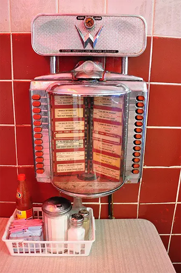 Cuando puedes hacer que todo el comedor escuche tu canción