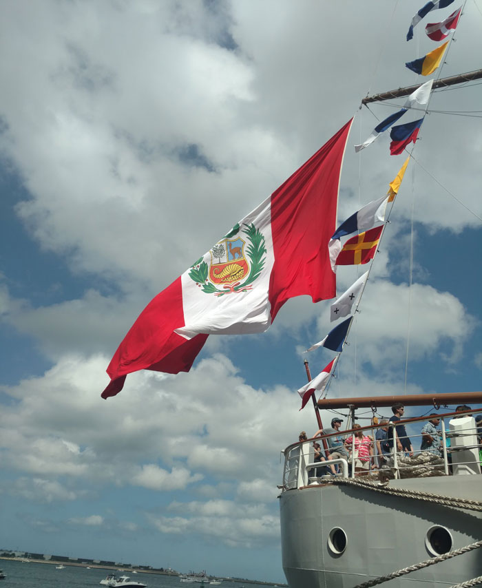 Unos trabajadores mexicanos asumen erróneamente que su nueva compañera no entiende español y empiezan a hablar mal de ella
