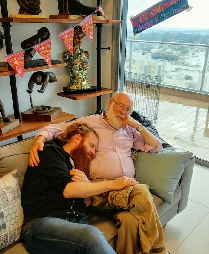 Fuimos a casa para las fiestas y mi cumpleaños, mi padre y yo nos quedamos dormidos. Me encanta esta foto que mi tío nos tomó