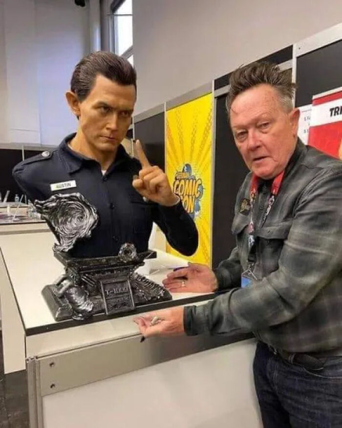"¿Quién es ese viejo con el T-1000? ...........oh"
