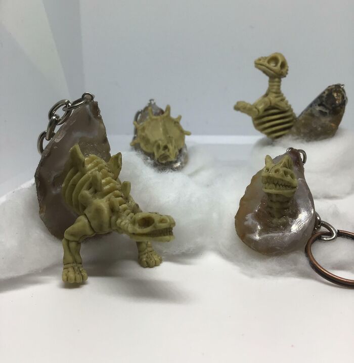 Dinosaurios emergiendo de una geoda. ¡Los nuevos llaveros que hice! 