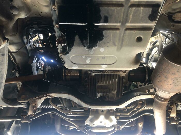 Un cliente volvió después de que le hiciéramos un cambio de aceite a un Subaru, diciendo que tenía problemas, el nuevo técnico vació la transmisión