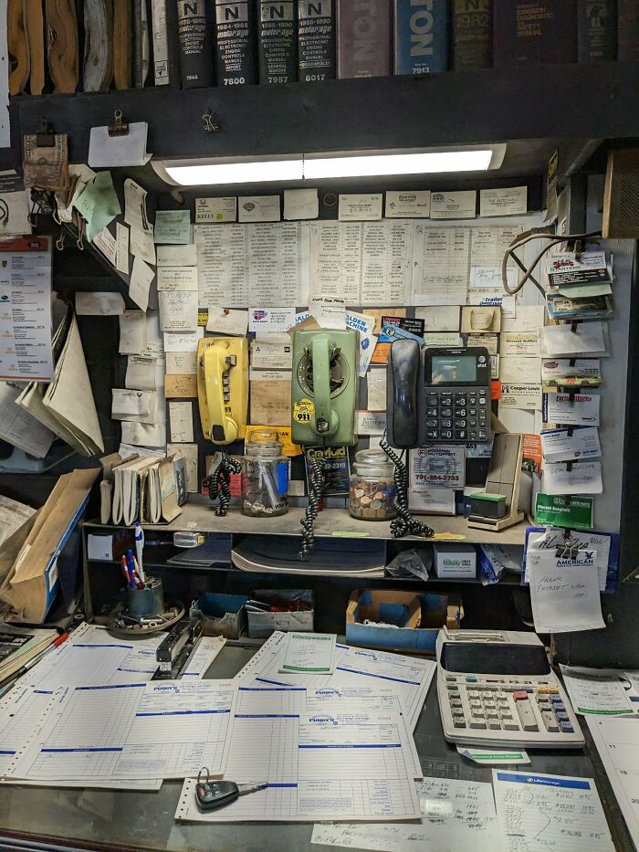 Taller local: teléfonos de más de 40 años y todo...