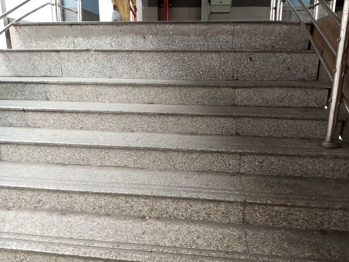Los dos últimos escalones son más altos que los otros 50 