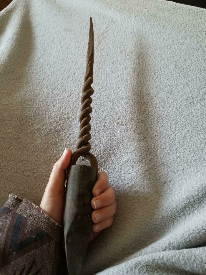 El casero lo encontró en el sótano. Es de metal pesado. Google no da buenas respuestas a 