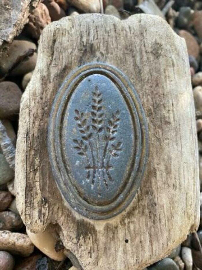 Madera a la deriva con placa de metal encontrada en la orilla del río Mississippi
