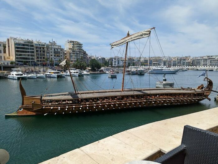  Un trirreme en el Puerto del Pireo, Grecia