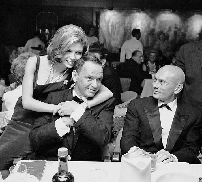 Nancy Sinatra fotografiada con su padre Frank y un amigo de la familia, Yul Brynner, en el hotel Sands de Las Vegas en 1965