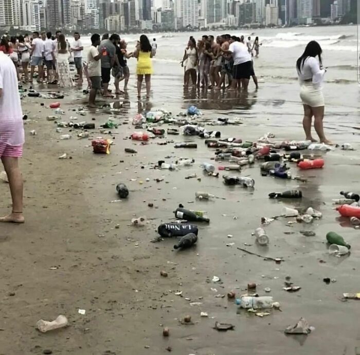 50 Ironic Pics That Perfectly Showcase The Absurdity Of Capitalism, As Shared On This Group