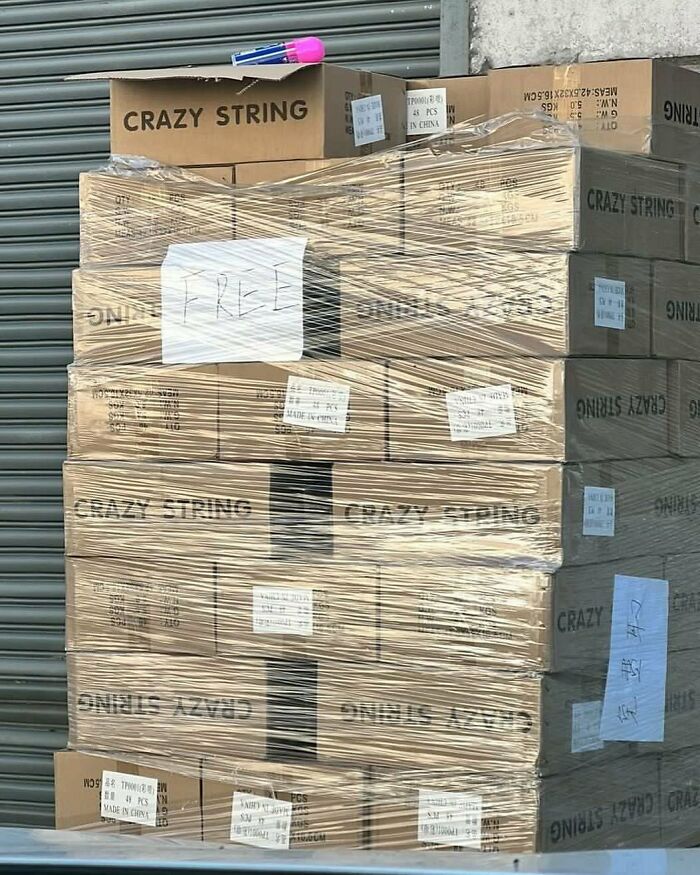 ¿Para que usarían todo esto? Son un montón de cajas de serpentina en aerosol gratis. Estaban en las avenidas Woodward And Metropolitan, en Bushwick, cerca del supermercado Western Beef