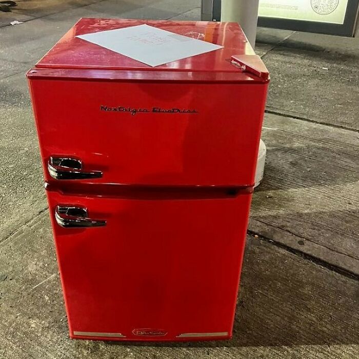 El refrigerador rojo más bonito del mundo oficialmente está en Queens. Avenida 30, 31-06