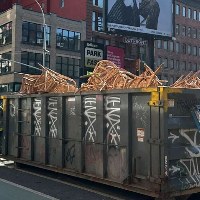 ¿Les recomendaríamos buscar una silla en un contenedor de basura? Probablemente, no. Pero ¿y si son cientos de sillas? Visto en las calles Centre y Canal