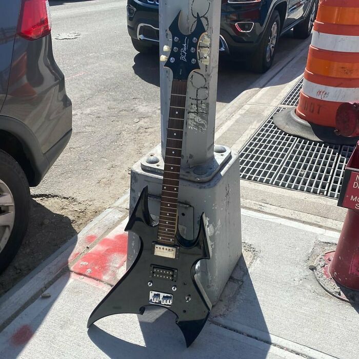  Parece que esta es una guitarra muy cara. Estaba fuera de una sucursal de Cubesmart, entre Bogart y Harrison