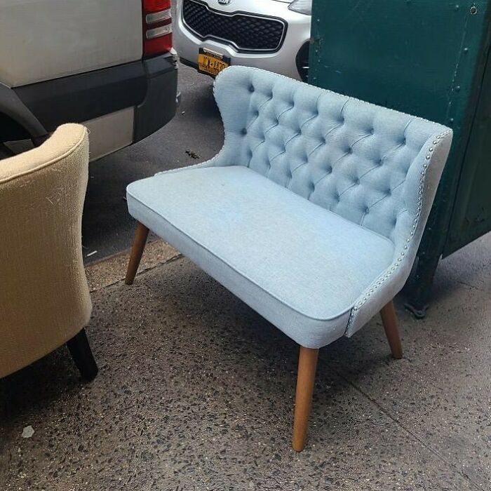 Por favor, ¡tráiganme este sofá celeste pastel! Calle 80, 315 E