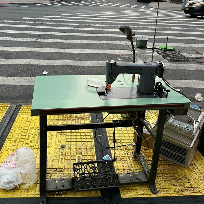 ¡Una genial máquina de coser Singer antigua! Estaba en la esquina de la Calle 85 y la Avenida 4, en Bay Ridge