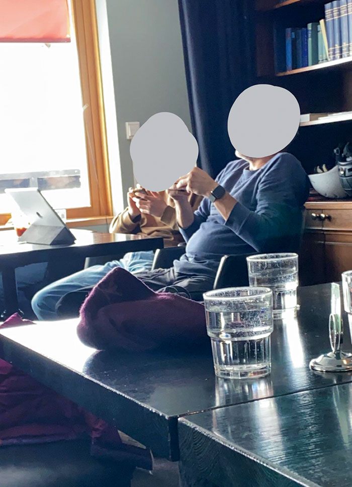 Este hombre y su hijo miraban cosas en tres dispositivos diferentes. Todos ellos tenían el volumen al máximo. Ocurrió en un restaurante público