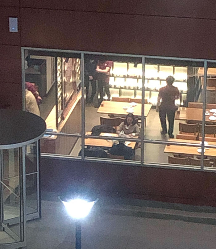 El restaurante cerró hace 15 minutos y estas personas ignoran que los empleados están de pie a su alrededor esperando a que se vayan