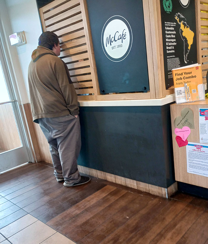 Este tipo observó a las chicas que trabajaban en el McDonald's por medio de las rendijas