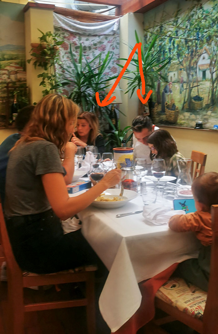 Esta pareja puso “Baby Shark” y otras canciones para niños a todo volumen para sus hijos en un restaurante en el que pagamos mucho dinero por la comida
