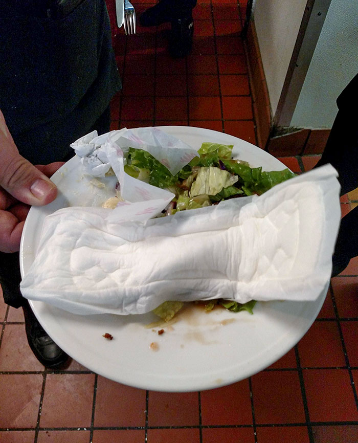  Trabajo en un restaurante. Un cliente acaba de dejar una propina poco común