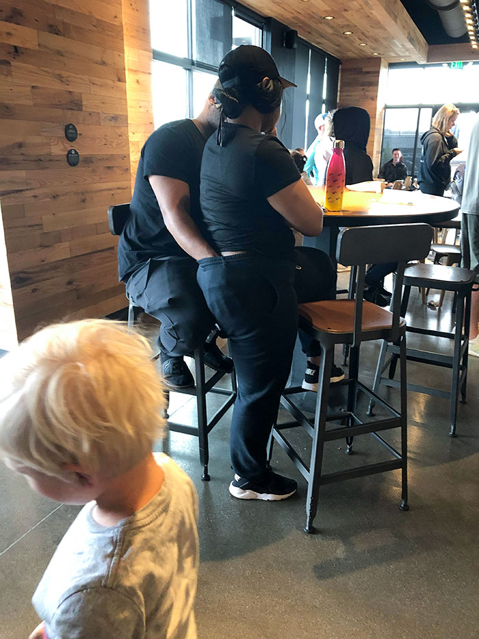 Esto ocurrió en un Starbucks en Kentucky al mediodía. Había niños pequeños a su alrededor