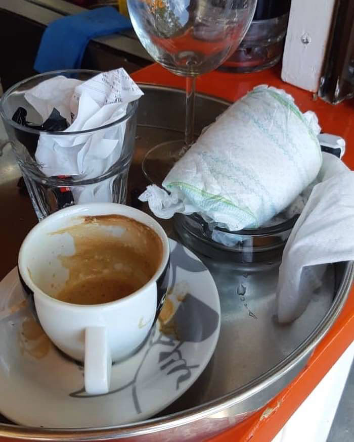 Dejaron pañales luego de irse de la cafetería