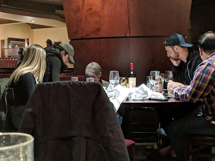 Yo entiendo que criar hijos es difícil, pero ¿es necesario cambiar al bebé en la mesa del restaurante?