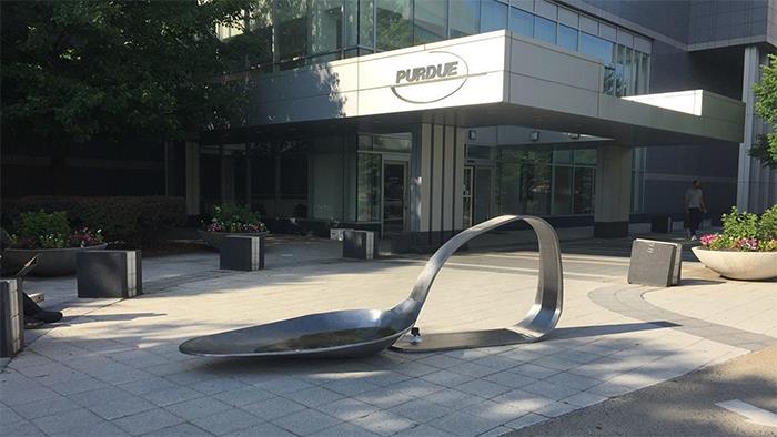 Detenido el dueño de una galería tras dejar una escultura de una cuchara de heroína de 3 metros fuera de Purdue Pharma, fabricante de oxicodona