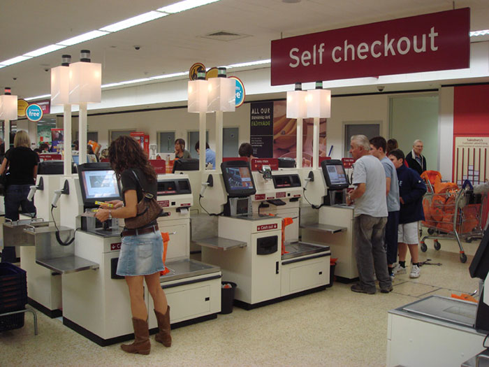 15 Clientes maleducados que confundieron a otros con empleados y fueron muy desagradables con ellos