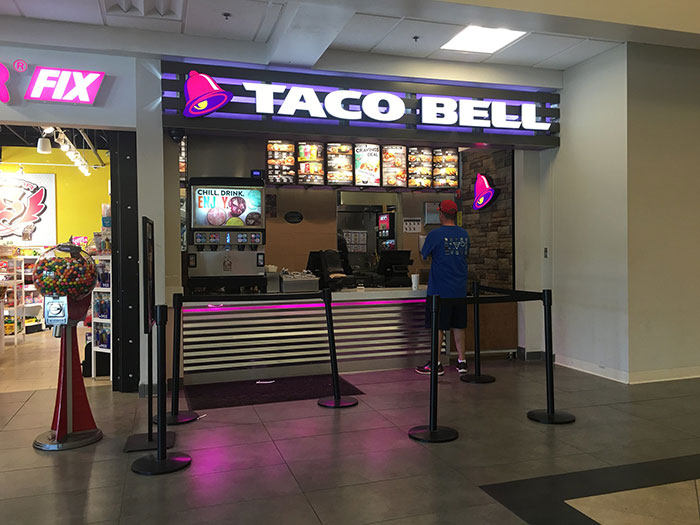 15 Clientes maleducados que confundieron a otros con empleados y fueron muy desagradables con ellos