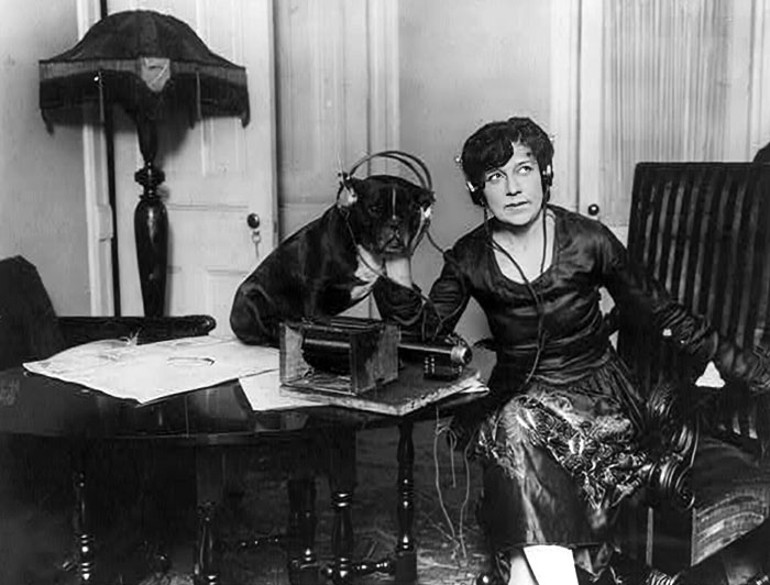 Madame Asta Souvrina y su perro escuchando la radio