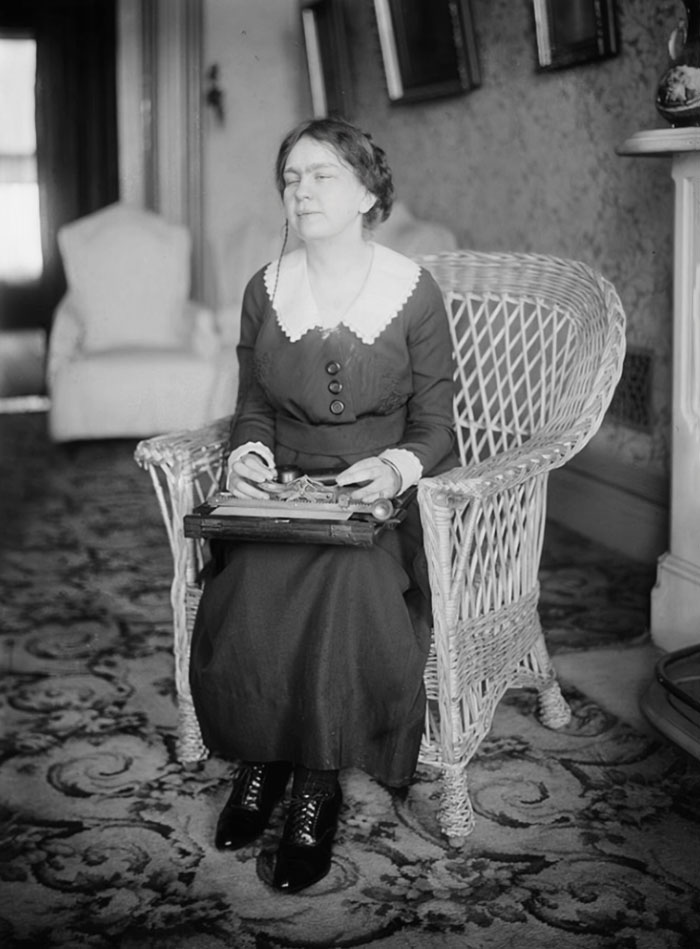 Helen F. Day, una mujer ciega que editó Searchlight, una publicación para niños ciegos. Probablemente sostiene un dispositivo para la escritura en braille