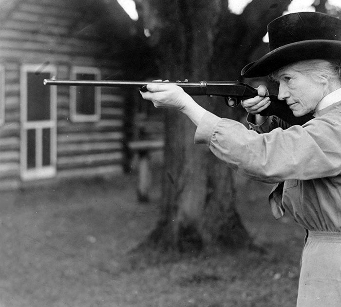 Phoebe Ann Moses Butler, también conocida como Annie Oakley, apuntando con un rifle en 1922