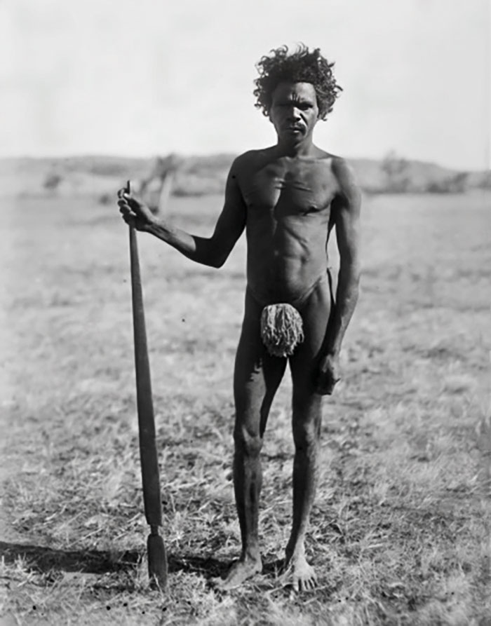 Hombre con un tipo de lanza del noroeste y una borla de piel púbica. Pueblo Wardaman, Territorio del Norte