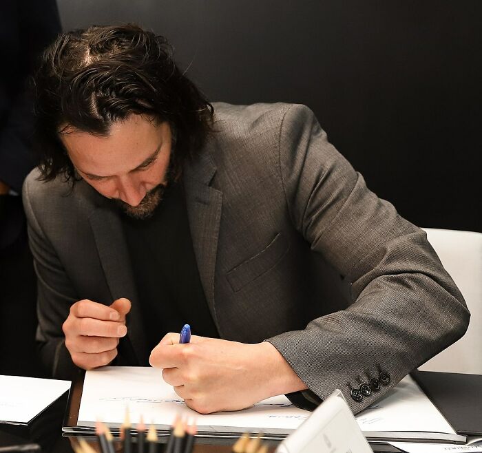 La leyenda de Keanu Reeves sigue creciendo tras un tierno encuentro con un fan de 9 años