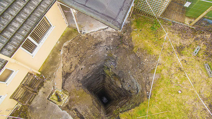 Un enorme pozo minero se abre bajo un garaje en una casa de Scorrier, cerca de Redruth, en Cornualles