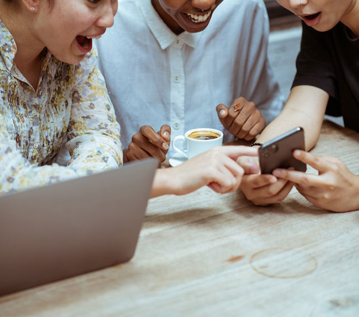 20 Historias terribles de falsos amigos que destruyeron la confianza de la gente