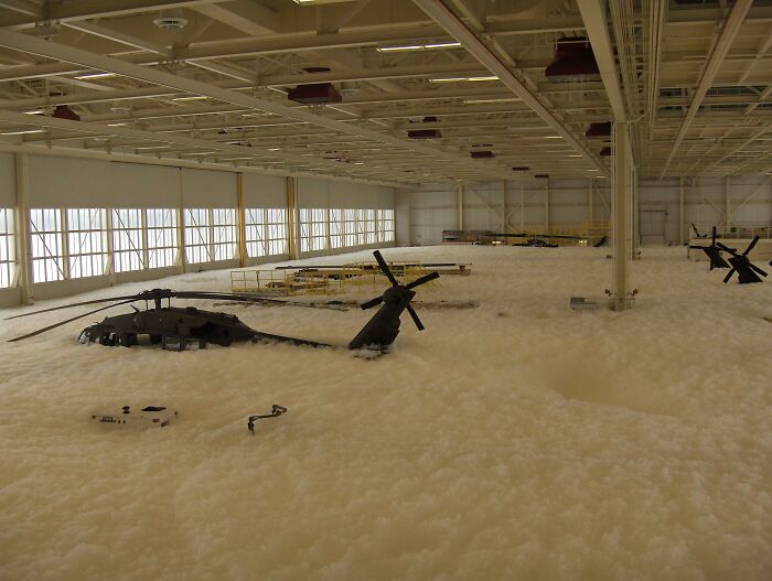 Quizá tengas un mal día, pero estoy bastante seguro de que no tienes un "Dile a tu jefe que activaste el sistema de extinción de incendios del hangar de la Guardia Nacional de Minnesota e inundaste con espuma las 10 naves". Un mal día...