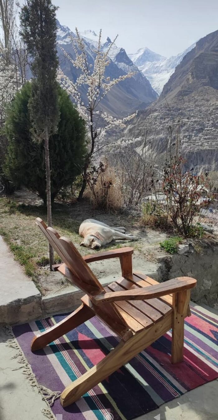 Sale el sol con una suave brisa fría en Hunza, Pakistán
