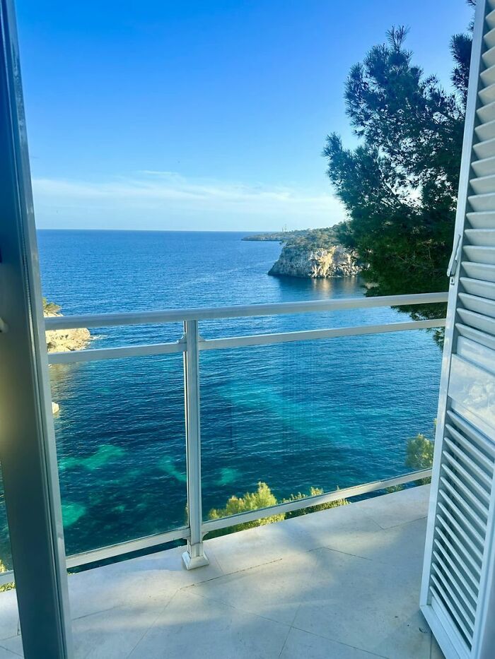 Vivo en la Isla de Mallorca, España. Esto es con lo que me despierto todos los días 